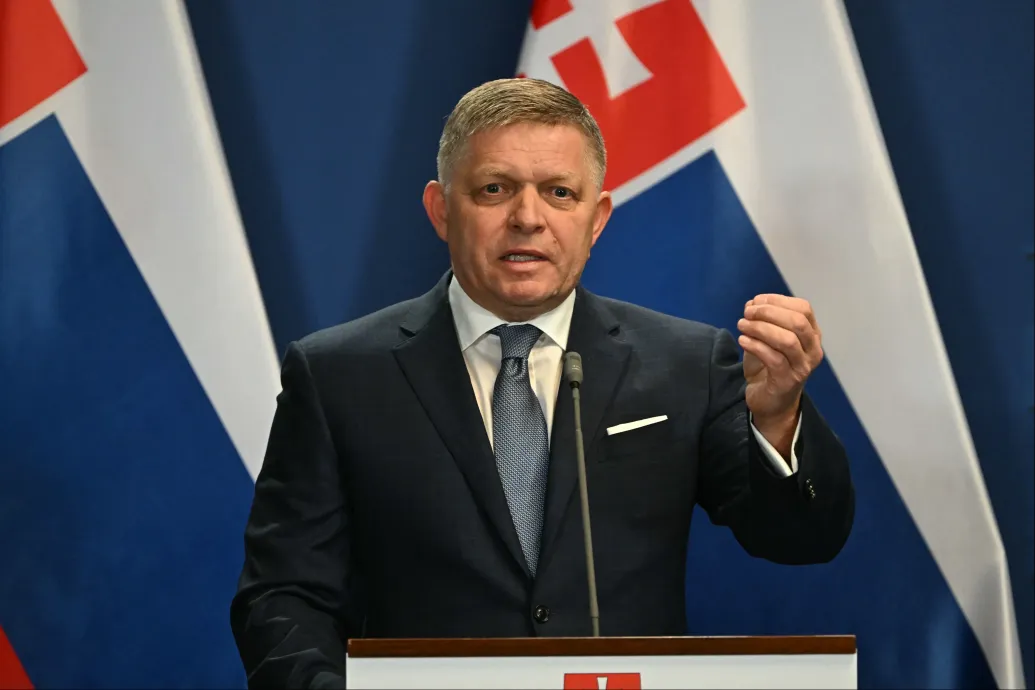 Robert Fico állapota stabil, átszállították Pozsonyba