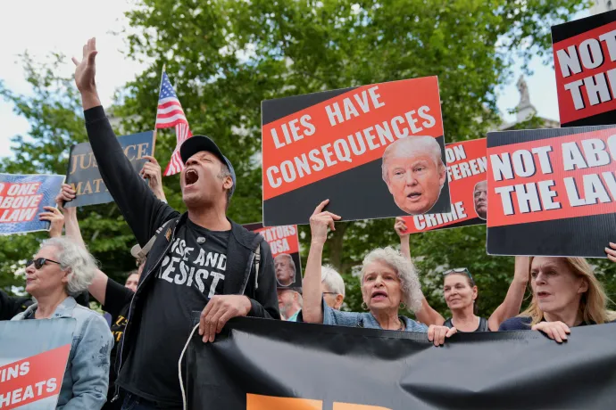 Trump ellen tüntetők a bíróság épülete előtt – Fotó: Cheney Orr / Reuters