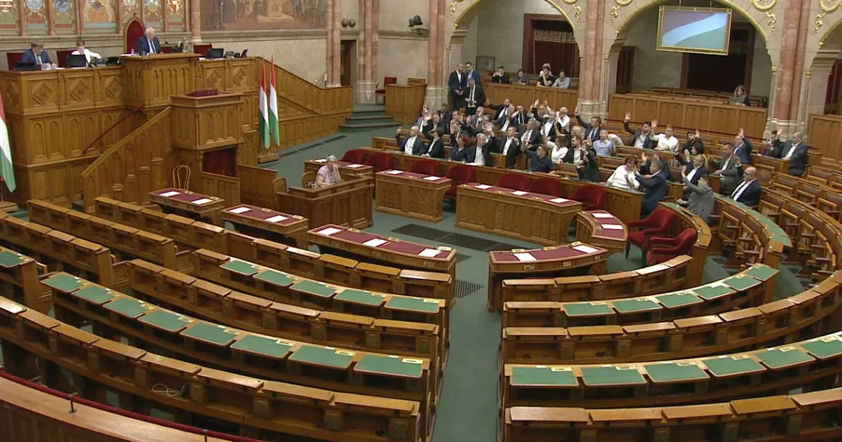 Az üres kormánypárti padsoroknak mondta a magáét az ellenzék