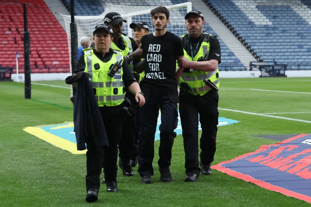 A kapufához láncolta magát egy palesztinpárti tüntető a skót-izraeli női futballmeccs előtt