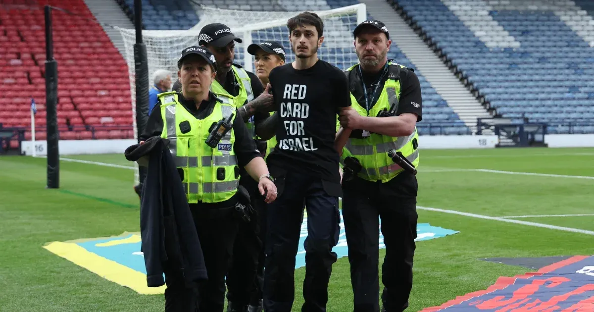 A kapufához láncolta magát egy palesztinpárti tüntető a skót-izraeli női futballmeccs előtt