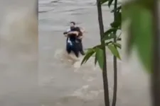 Hirtelen áradt meg egy olaszországi folyó, elsodort a mederből három összekapaszkodó fiatalt