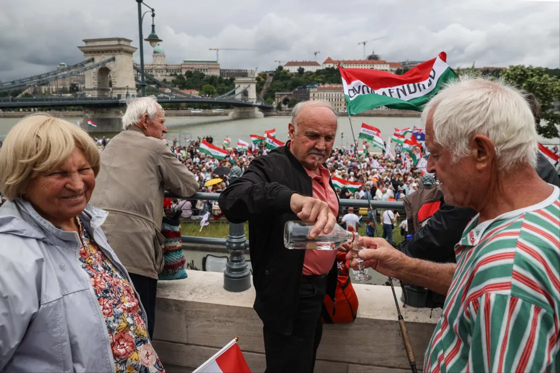 Pálinkától a könnyekig hatódott Orbánig – így vonult a „béke hangját árasztó” Békemenet