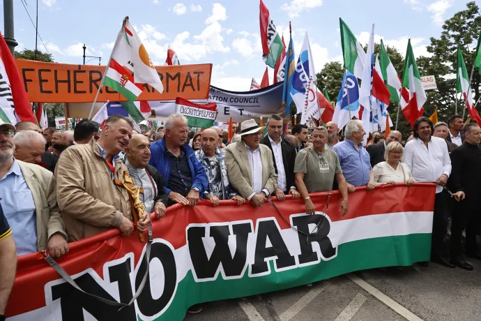 Az első sora a menetnek Deutsch Tamással, Bayer Zsolttal, Pataky Attilával – Fotó: Arpad Kurucz / Anadolu / AFP