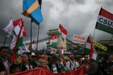 Csak a béke, csak a Fidesz! – A háborús retorikát sulykolták a párt híveibe a budapesti békemeneten