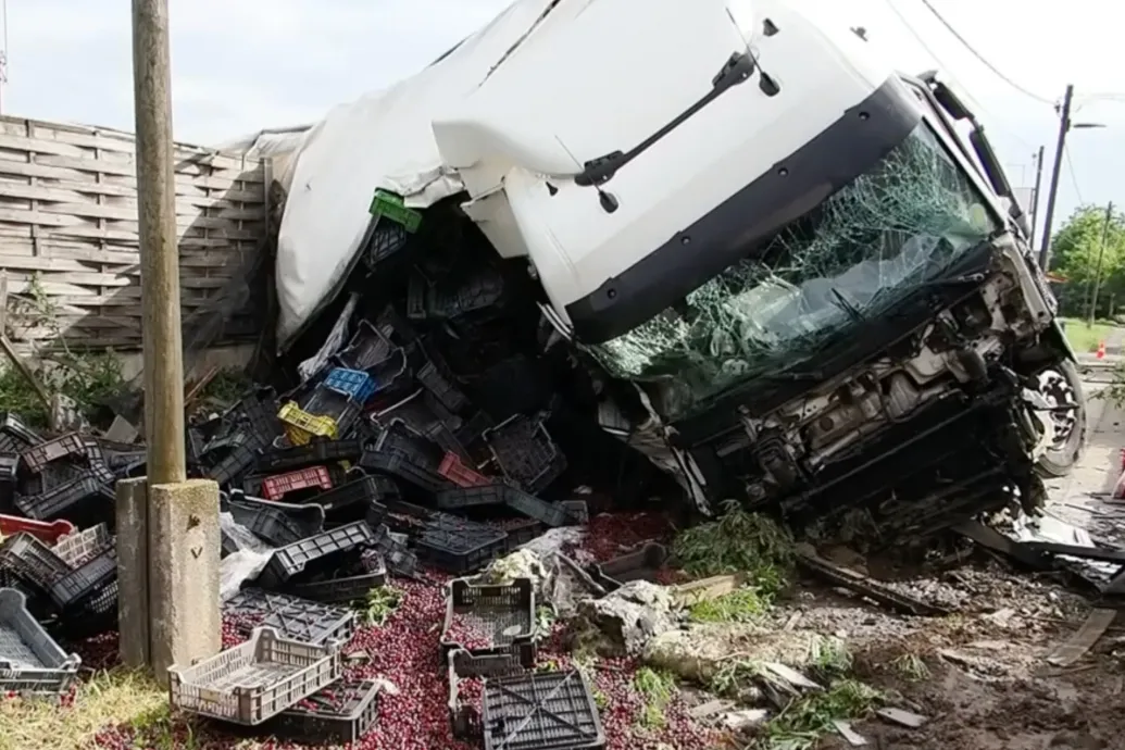 Átszakította a zajvédő falat, majd cseresznyével terítette be az utat egy kamion Törökszentmiklósnál