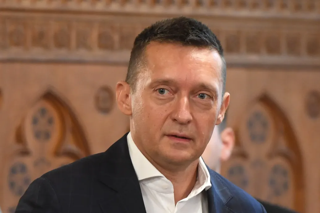 Rogán Antalt a Békemenet estéjén egy londoni luxusszálloda előtt fotózta le a 444.hu