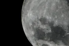 Egy kínai űrszonda leszállt a Hold távolabbi oldalán, most három nap alatt két kilogramm kőzetet gyűjt
