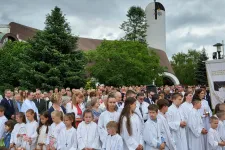 A győri hívek a templomszentelés óta nem látott tömegben demonstráltak a papjuk mellett