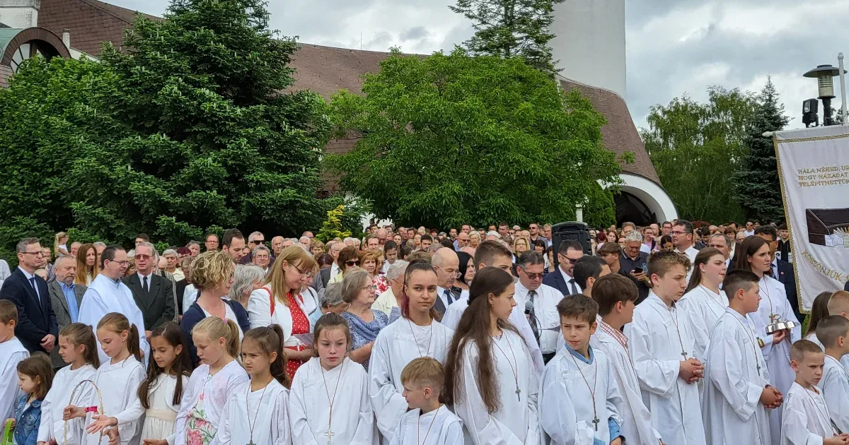 A győri hívek a templomszentelés óta nem látott tömegben demonstráltak a papjuk mellett
