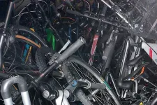 Kerékpártolvajokat fogtak a rendőrök, több száz lopott biciklit találtak egy csepeli házban