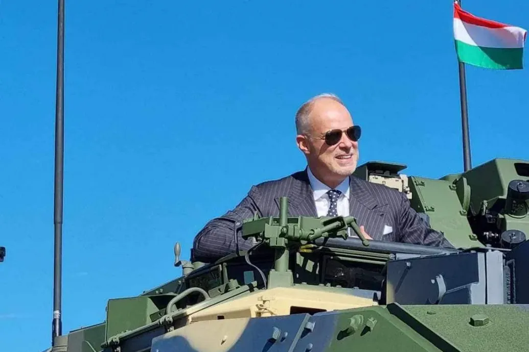 Két új Leopard tank érkezett a honvédséghez, Szalay-Bobrovniczky bele is ült az egyikbe