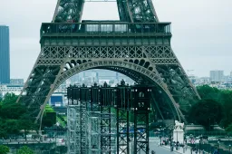 Vizsgálja a francia rendőrség, hogy az oroszok állhatnak-e az Eiffel-toronynál elhelyezett koporsók mögött