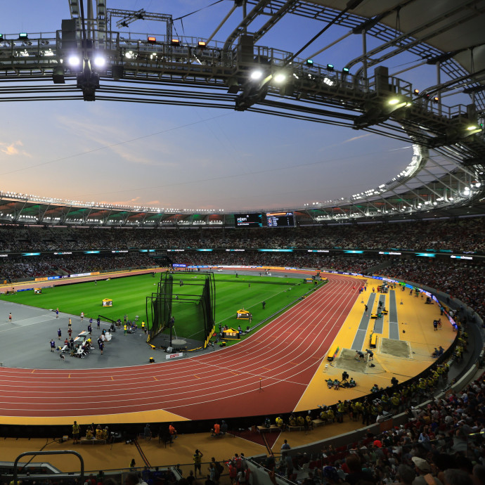 Újra kell építeni az atlétikai stadion elbontott felét a tegnap bejelentett verseny miatt?