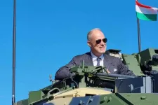 Két új Leopard tank érkezett a honvédséghez, Szalay-Bobrovniczky bele is ült az egyikbe
