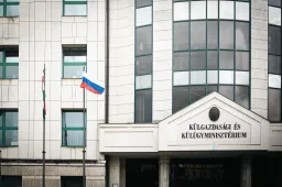Orosz zászlót húzott a külügyminisztérium egyik zászlótartó rúdjára a Momentum