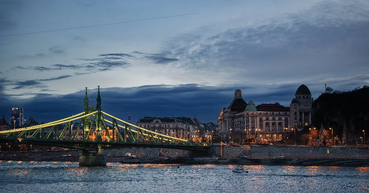 Elsőfokú árvízvédelmi készültséget rendeltek el Budapesten, csütörtök este lezárhatják az alsó rakpartokat