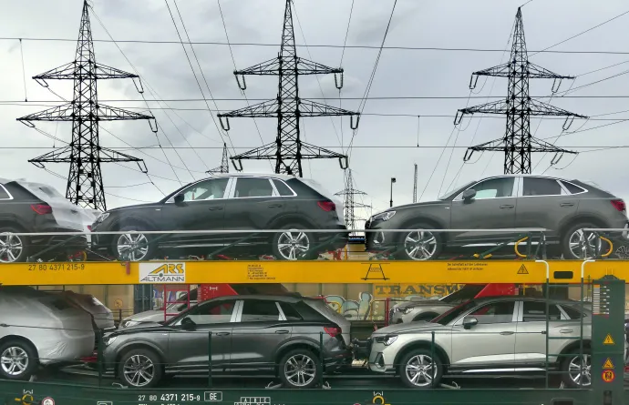 Az Audi Hungaria Zrt. győri gyárában készült, védőfóliával befedett vadonatúj személygépkocsik szállításra várva a Győr-Gyárváros MÁV-állomás teher pályaudvarán – Fotó: Jászai Csaba / MTI Bizományosi