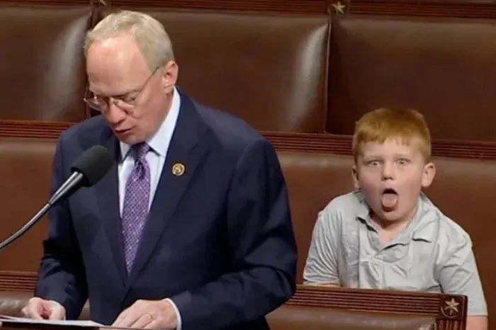 Milliók kedvence lett a képviselő fia, aki pofákat vágott a kamerába