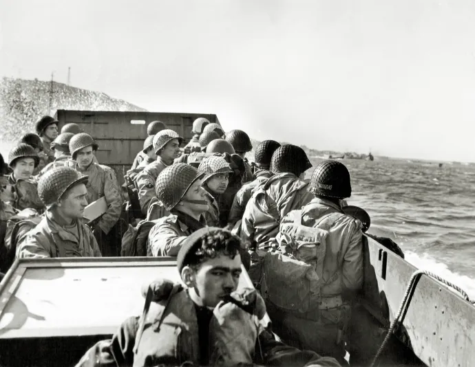 Katonák egy partraszálló hajóban egy kiképzési gyakorlaton Angliában, 1944 májusában – Fotó: Galerie Bilderwelt / 2014 Galerie Bilderwelt