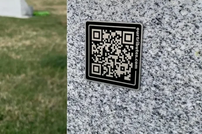 Sírkövekre készít QR-kódokat két vállalkozó szellemű bukaresti diák