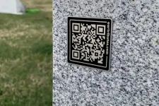 Sírkövekre készít QR-kódokat két vállalkozó szellemű bukaresti diák