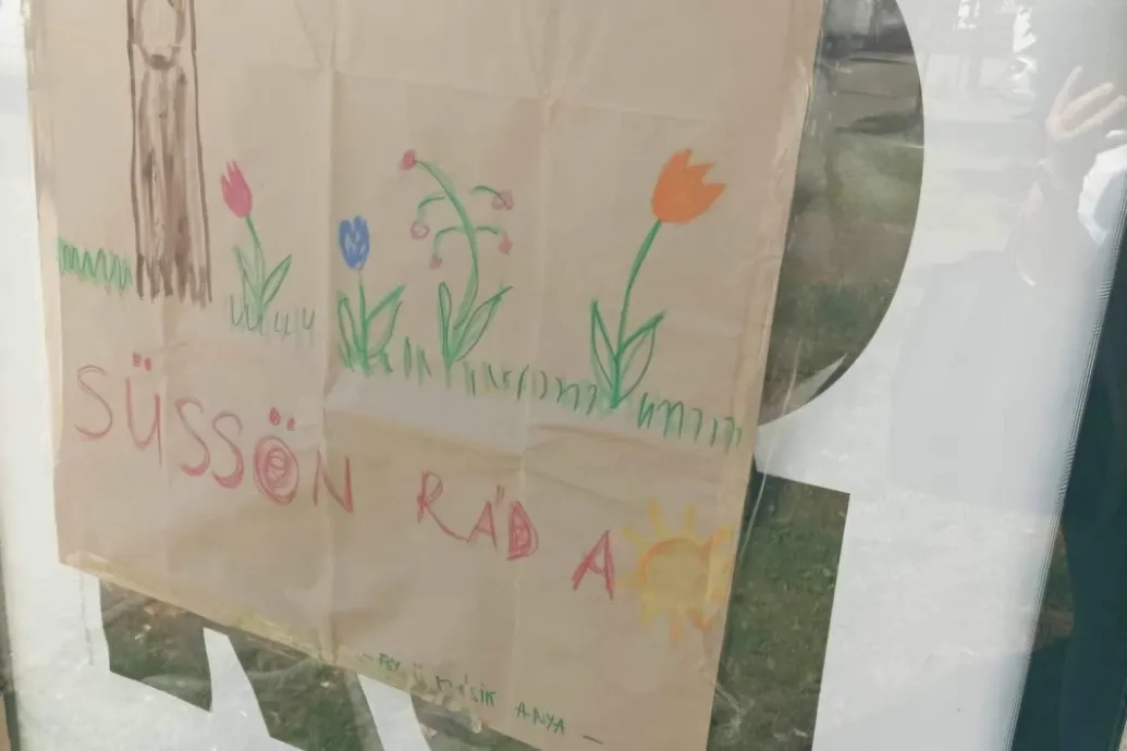 A Momentum szerint plakátháború robbant ki Orosházán a háborús választási plakátok miatt