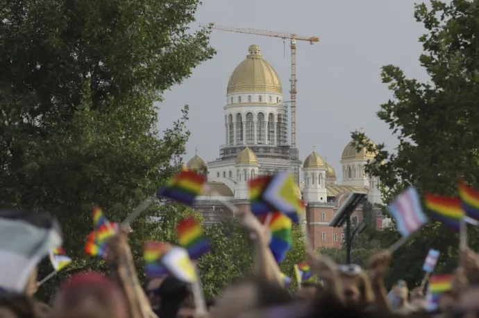 Pride-felvonulás a Nemzet Katedrálisa előtt Bukarestben, 2022. július 9-én – Fotó: Octav Ganea / Inquam Photos