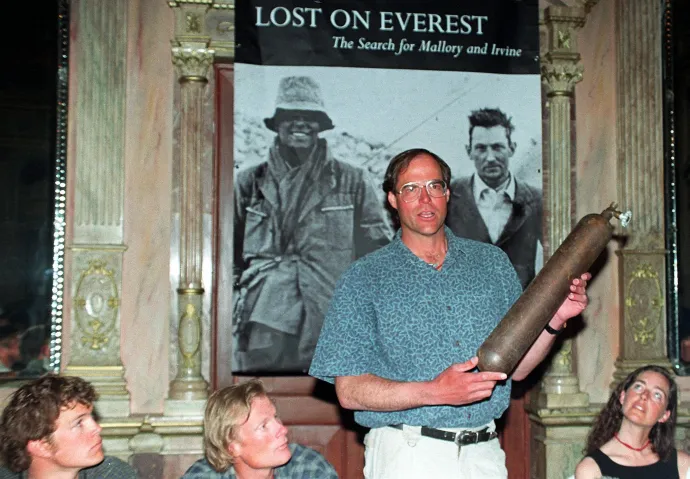 Eric R. Simonson, a kutatócsoport vezetője, 1999 májusában sajtótájékoztatót tart kezében az 1924-es expedícióból származó oxigénpalackkal. Mallory és Irvine felszerelésének egy részét megtalálták, de nem sikerült bizonyítékot találnia arra, hogy ők voltak az elsők, akik megmászták az Everestet – Fotó: Devendra Man Singh / AFP