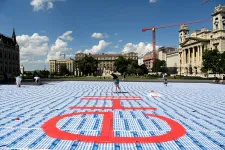 Üres konzultációs íveket terített a Kossuth térre az aHang, rájuk fújták a szuverenitás szót oroszul