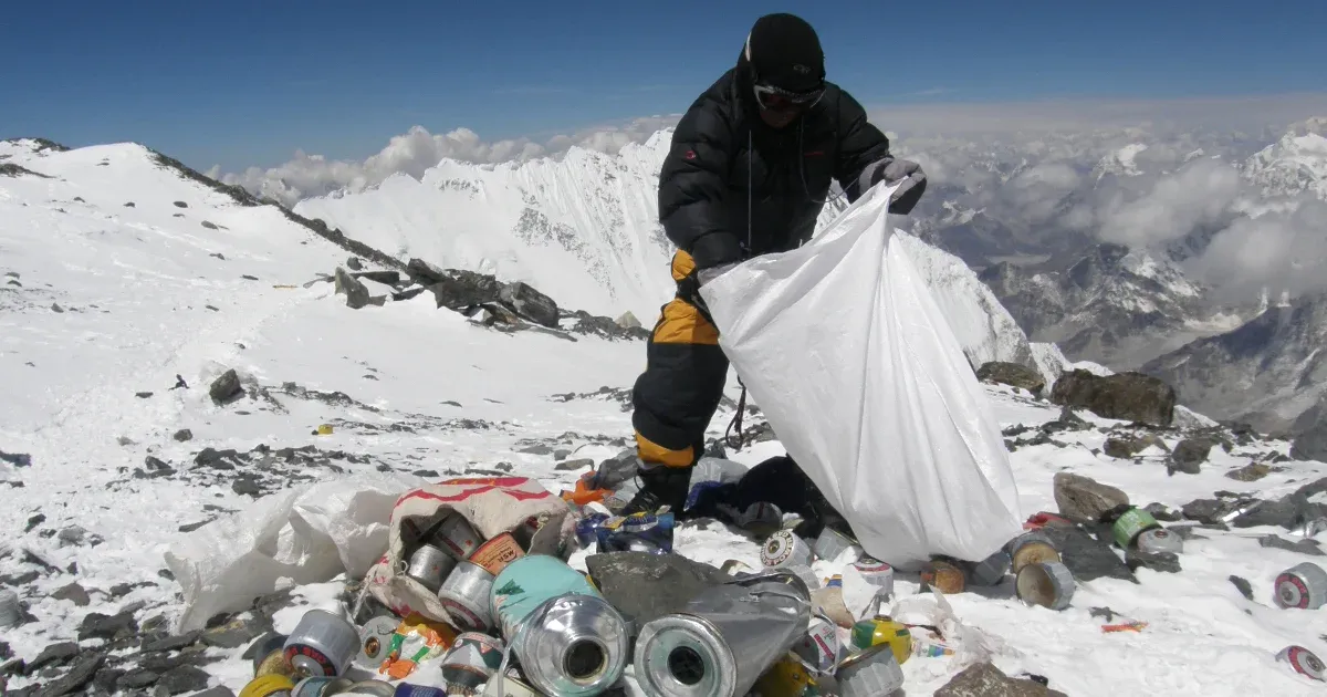 Idén már tizenegy tonna szemetet és négy holttestet hoztak le a Mount Everestről