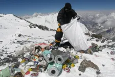 Idén már tizenegy tonna szemetet és négy holttestet hoztak le a Mount Everestről