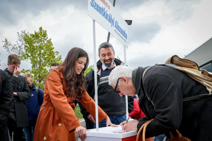 Szentkirályi Alexandra a FIDESZ főpolgármester jelöltje gyűjti az aláirásokat a Széll Kálmán téren 2024. április 20-án – Fotó: Huszti István / Telex