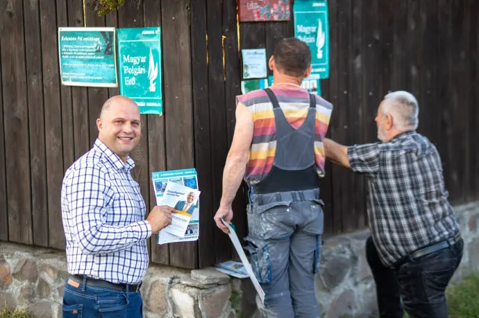 Derzsi-Ráduly Kázmér Felsőrákoson plakátol, 2024. júniusában – Fotó: Derzsi-Ráduly Kázmér Facebook-oldala