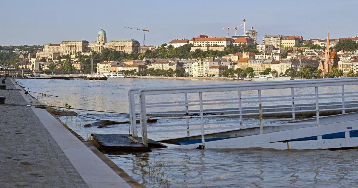 Budapesten szombaton, az alsó rakpart szintjénél tetőzik a Duna