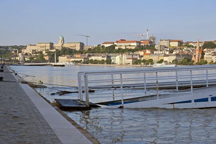 Budapesten szombaton, az alsó rakpart szintjénél tetőzik a Duna