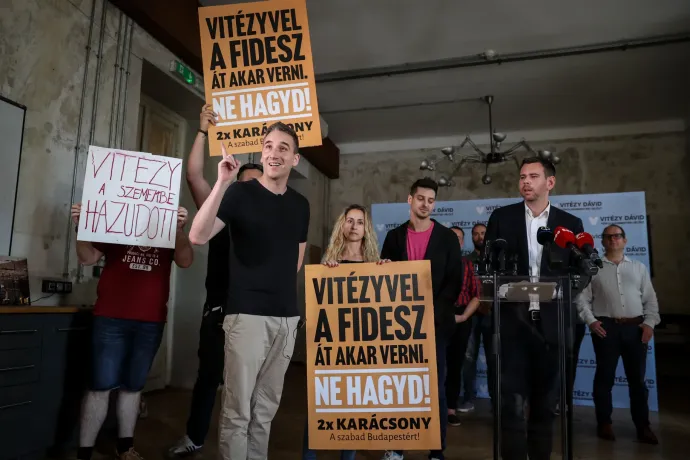Táblákkal és kézfogással zavarták meg Vitézy Dávid sajtótájékoztatóját a Párbeszéd politikusai