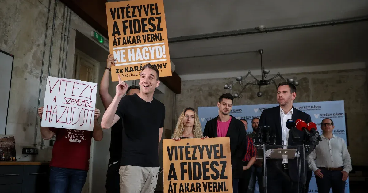 Táblákkal és kézfogással zavarták meg Vitézy Dávid sajtótájékoztatóját a Párbeszéd politikusai