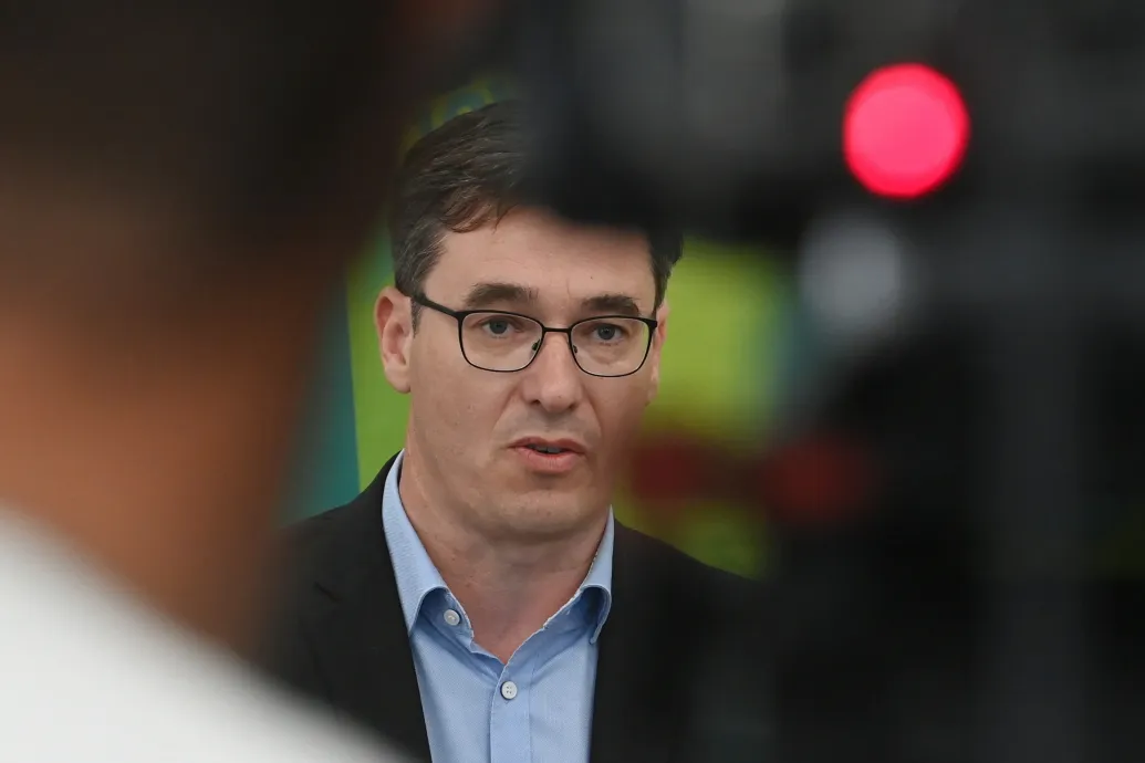 Karácsony Gergely átragasztotta Vitézy Dávid plakátját