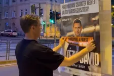 Karácsony Gergely átragasztotta Vitézy Dávid plakátját