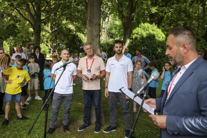 Kapu Tibor, Cserényi Gyula és Farkas Bertalan a balatonfüredi űrfa előtt – Fotó: Melegh Noémi Napsugár / Telex