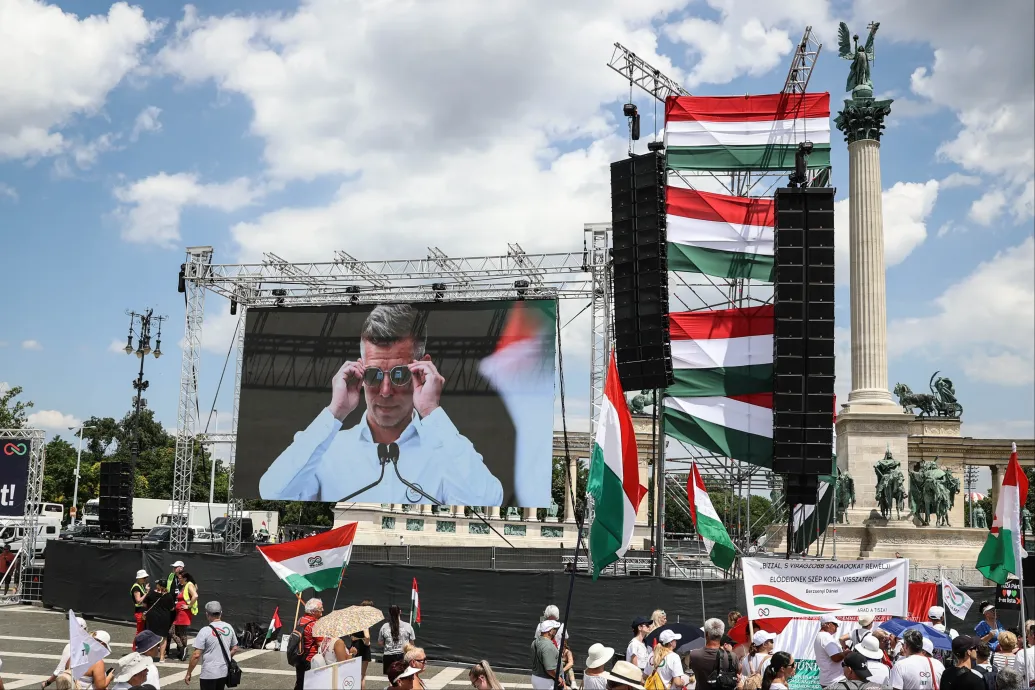 A Hősök terén tüntet Magyar Péter
