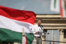 Magyar Péter: A miniszterelnök teletölti a táskáját kolbásszal, amikor disznóvágáson nem figyel a házigazda