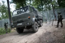 Parancsba kapták a belarusz határnál állomásozó lengyel határőrök, hogy viseljenek lőfegyvert
