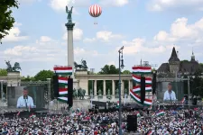 Rendszerváltást ígért Magyar Péter a budapesti Hősök terén összegyűlt tüntetőknek