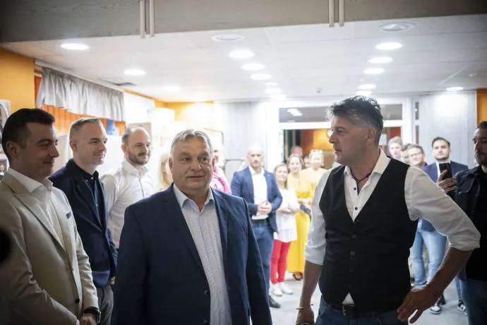 A Miniszterelnöki Sajtóiroda által közreadott képen Orbán Viktor miniszterelnök, a Fidesz elnöke (k) a Fidesz V. kerületi irodájában az önkormányzati, európai parlamenti (EP-) és nemzetiségi választások napján, 2024. június 9-én. A kormányfő szavazatának leadása után az irodába ment, ahol bekapcsolódott a helyi fideszesek mozgósítási kampányába. Jobbról Szentgyörgyvölgyi Péter (Fidesz-KDNP), az V. kerület polgármestere – Fotó: Benko Vivien Cher / Miniszterelnöki Sajtóiroda / MTI