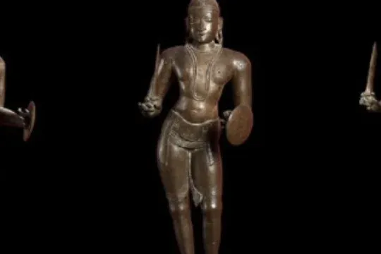 A britek visszaadnak egy 500 éves, hindu szentet ábrázoló szobrot Indiának