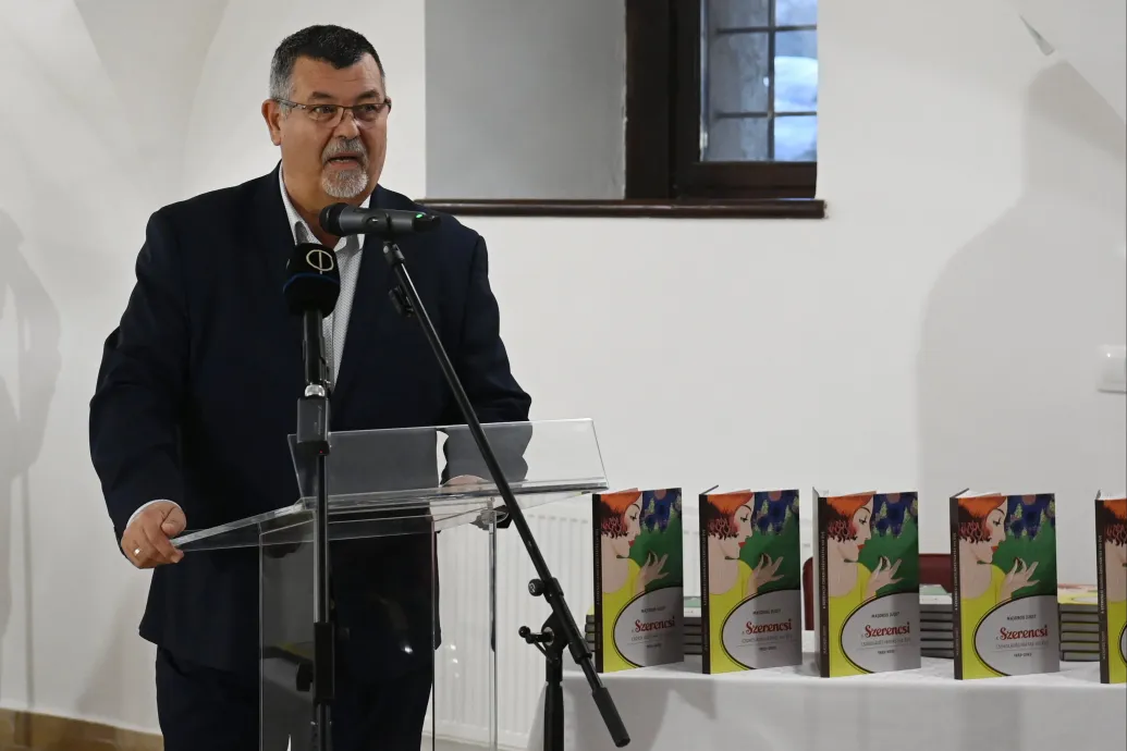 Pofonvágták a szerencsi polgármestert, miután választási csalás gyanúja miatt levideóztak egy autót