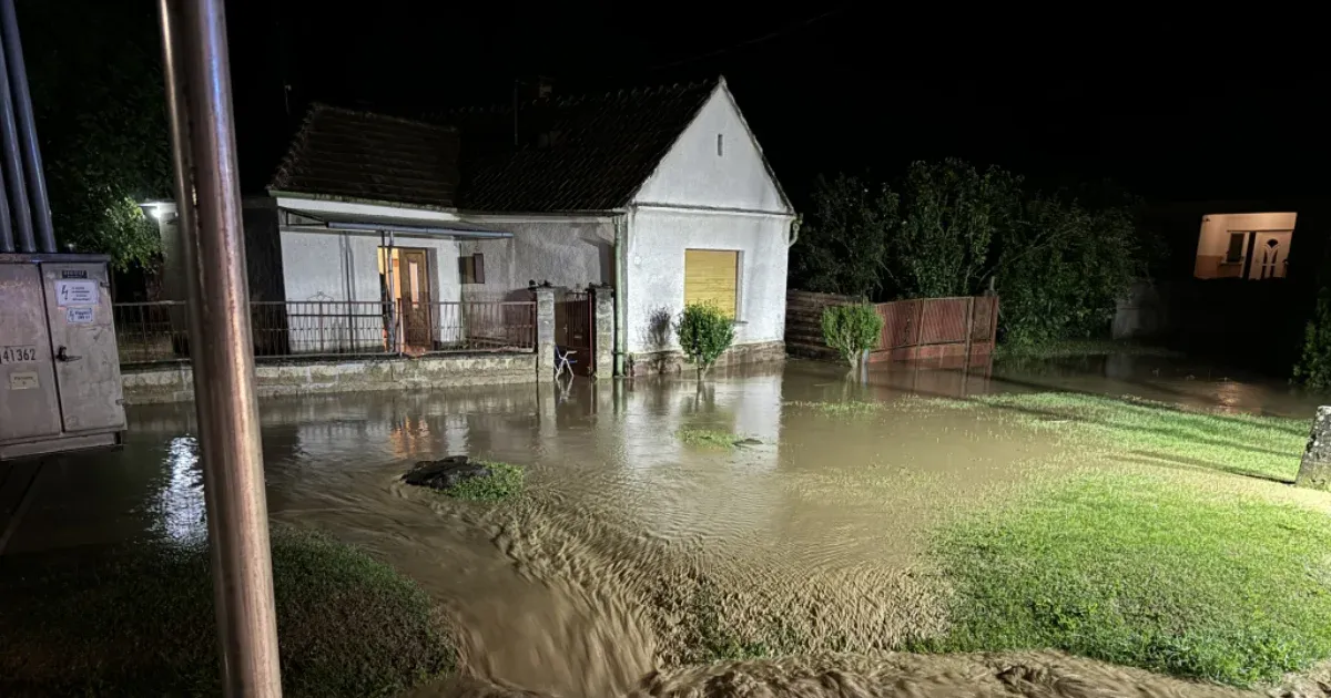 Utcákat öntött el a víz Szombathelyen, a Pinka áradása miatt egy út nem járható a határ felé