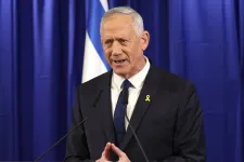 Kilépett az izraeli kormányból Netanjahu legnagyobb ellenfele